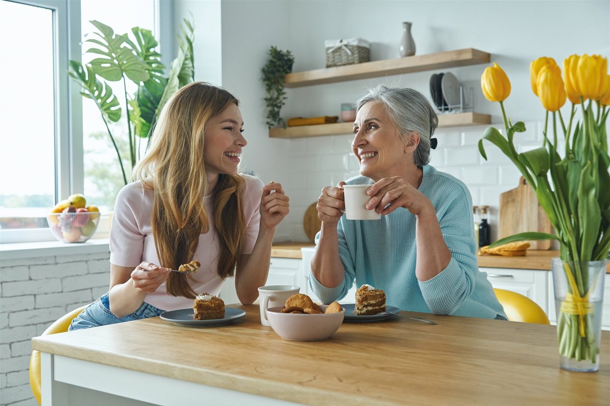 Moeder en dochter in de keuken