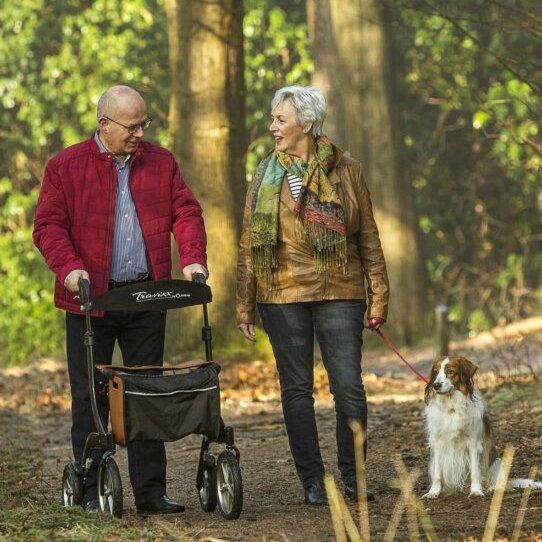 Medipoint Rollator Man En Vrouw In Bos