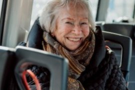 Deelneemster in de bus